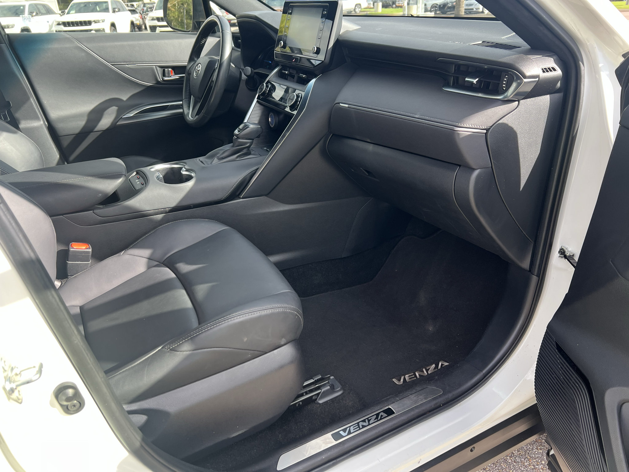 Used 2022 Toyota Venza XLE AWD/4WD image 14