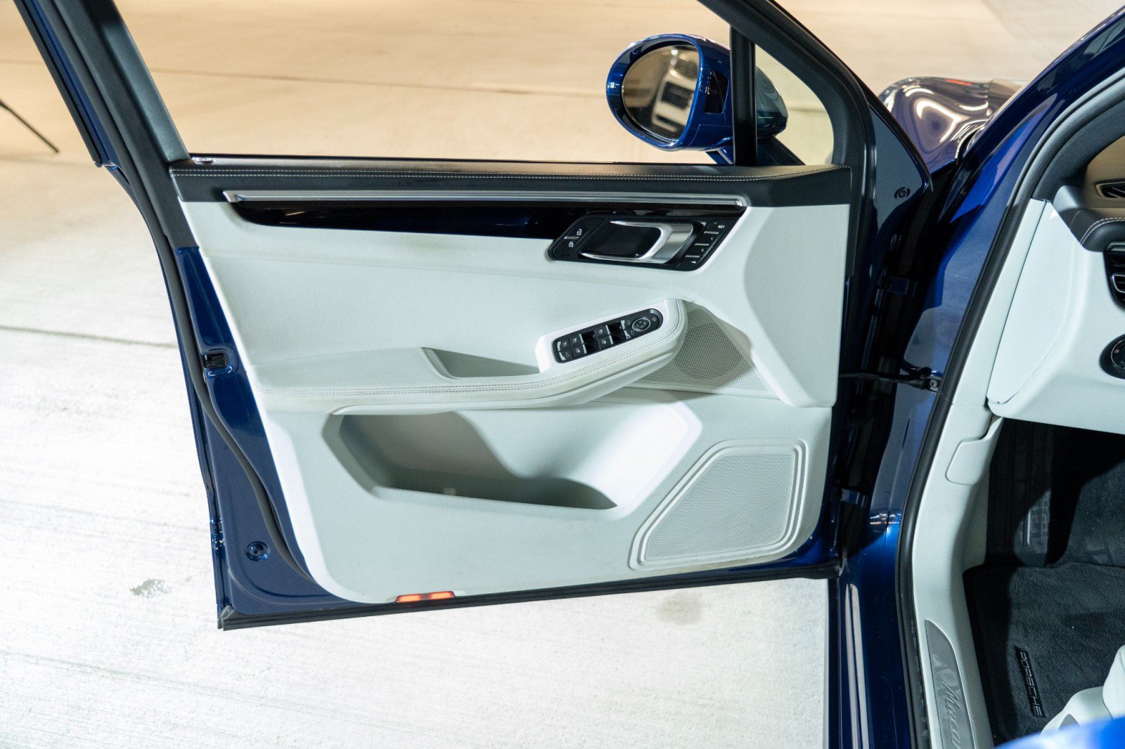 Certified 2023 Porsche Macan S AWD/4WD image 16