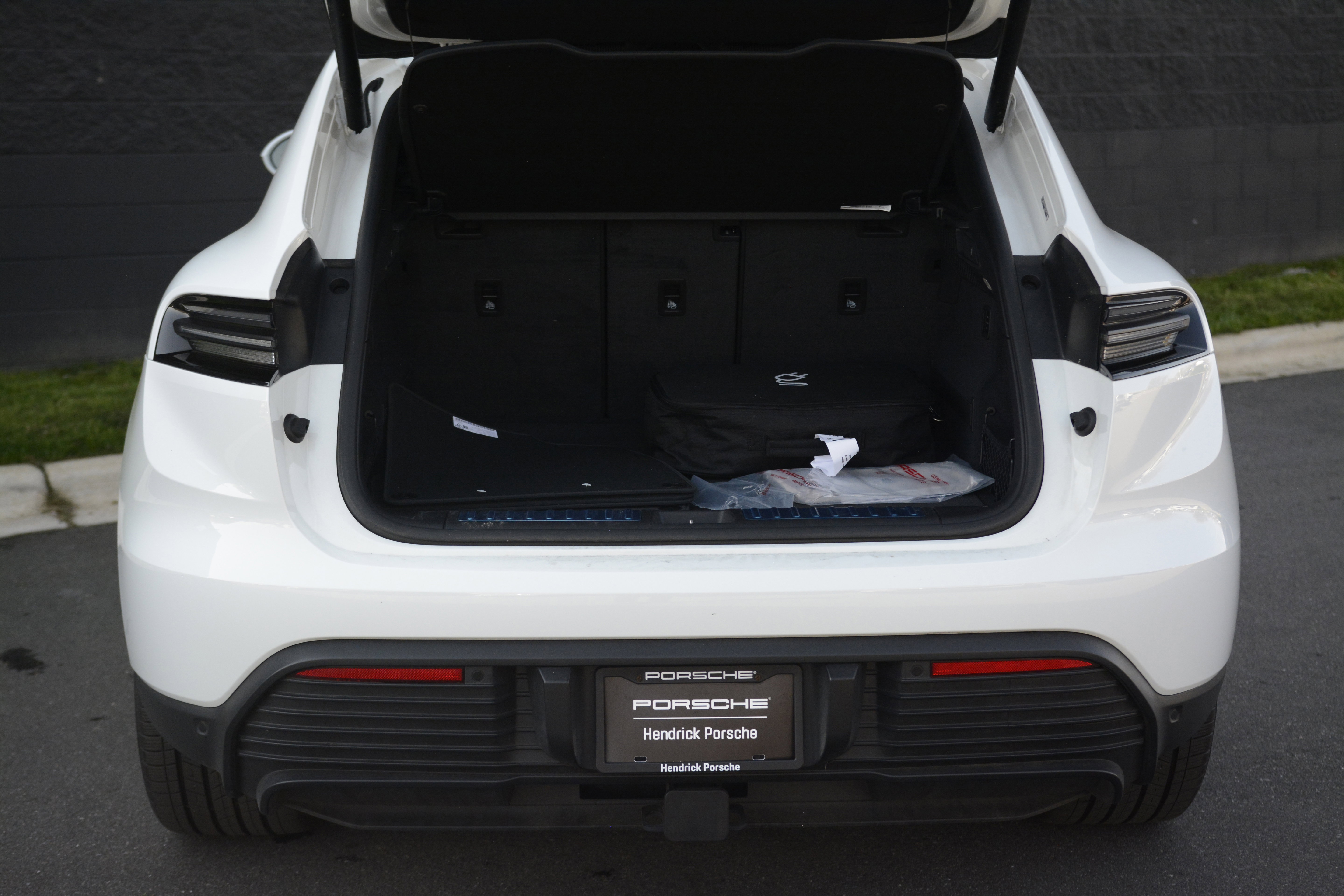 Certified 2025 Porsche Macan Electric image 39