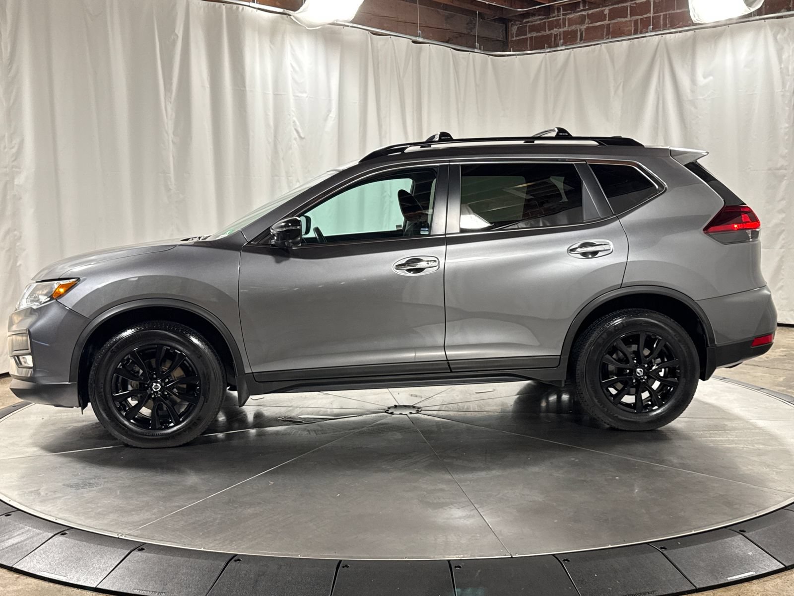 Used 2018 Nissan Rogue SV w/ Premium Package AWD/4WD image 8
