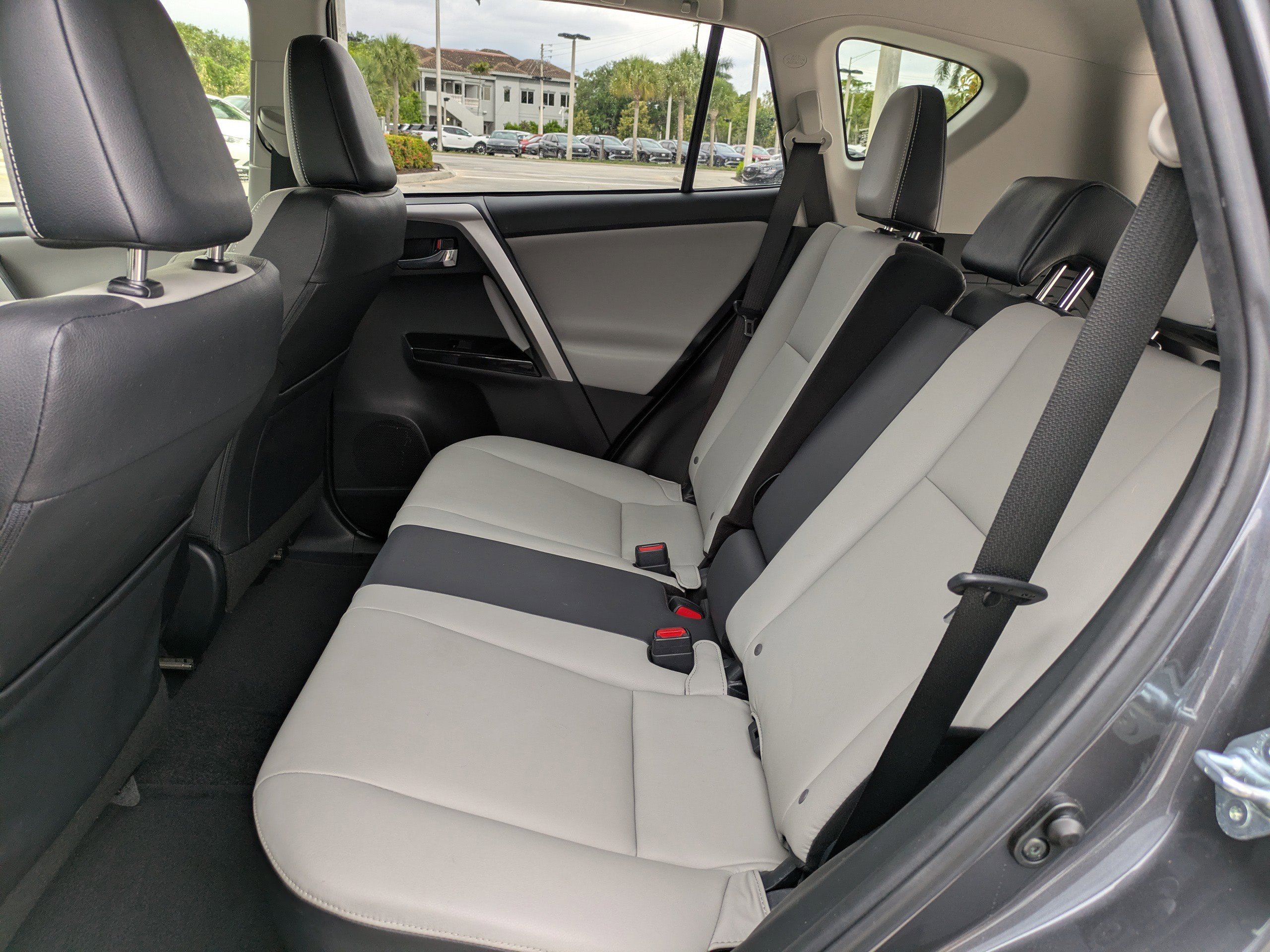 Used 2018 Toyota RAV4 Limited FWD image 11