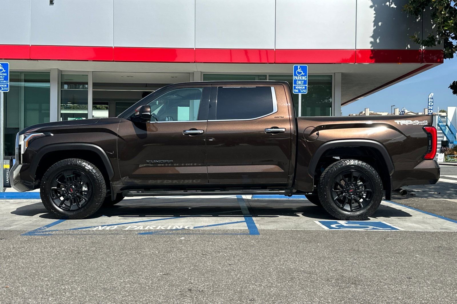 Used 2023 Toyota Tundra Limited w/ TRD Off-Road Package AWD/4WD image 7