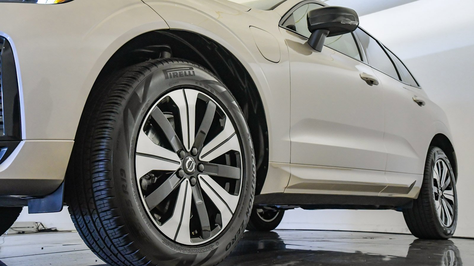 Certified 2025 Volvo XC60 T8 Core w/ Protection Package Premier image 10