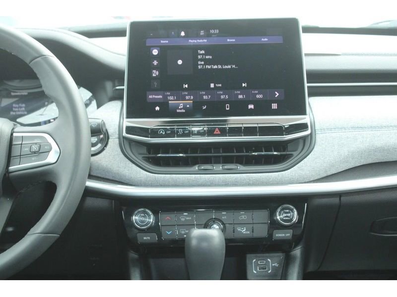 Used 2024 Jeep Compass Latitude image 17