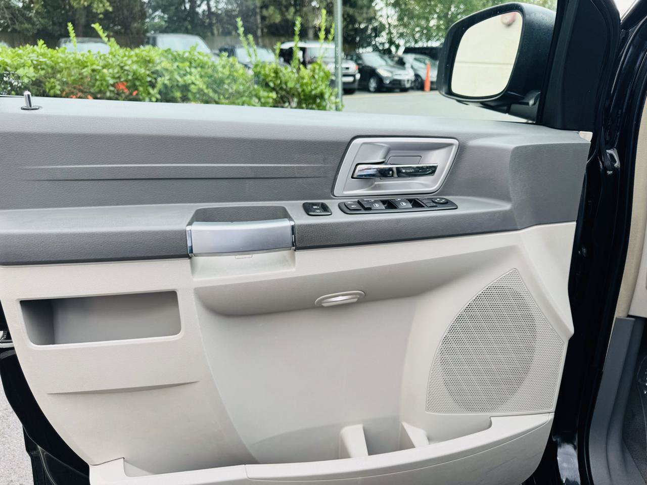 Used 2008 Chrysler Town & Country Touring FWD image 13