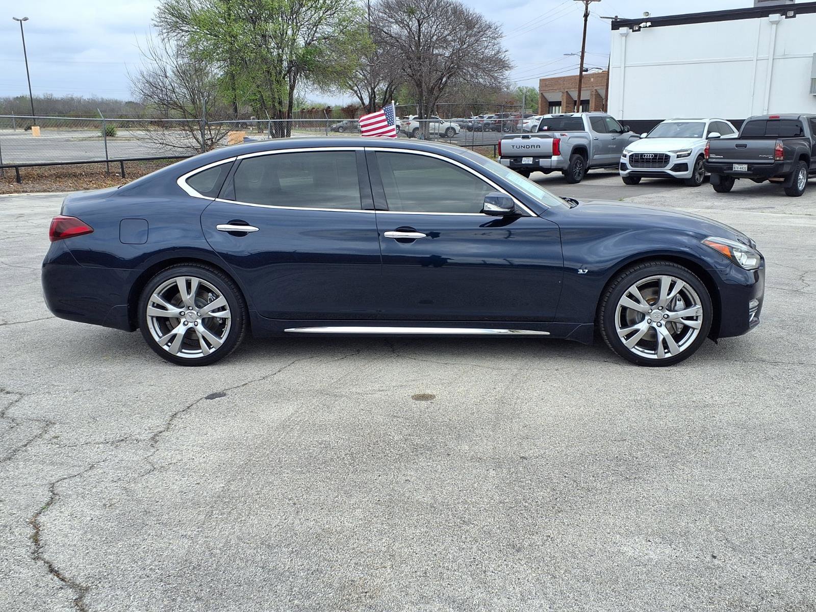 Used 2016 INFINITI Q70 L 3.7 w/ Technology Package image 4