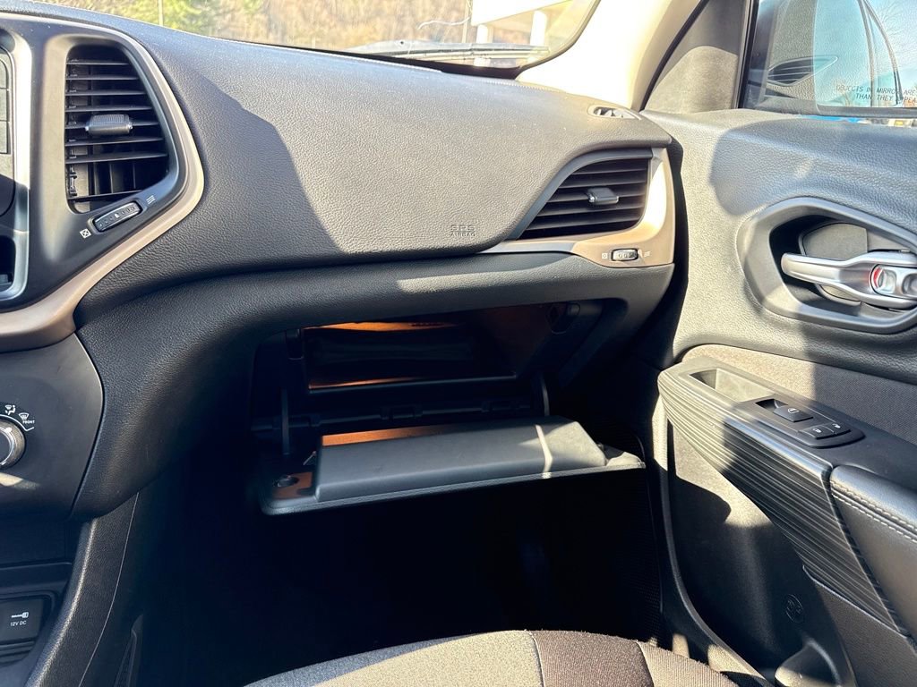 Used 2016 Jeep Cherokee Sport image 22