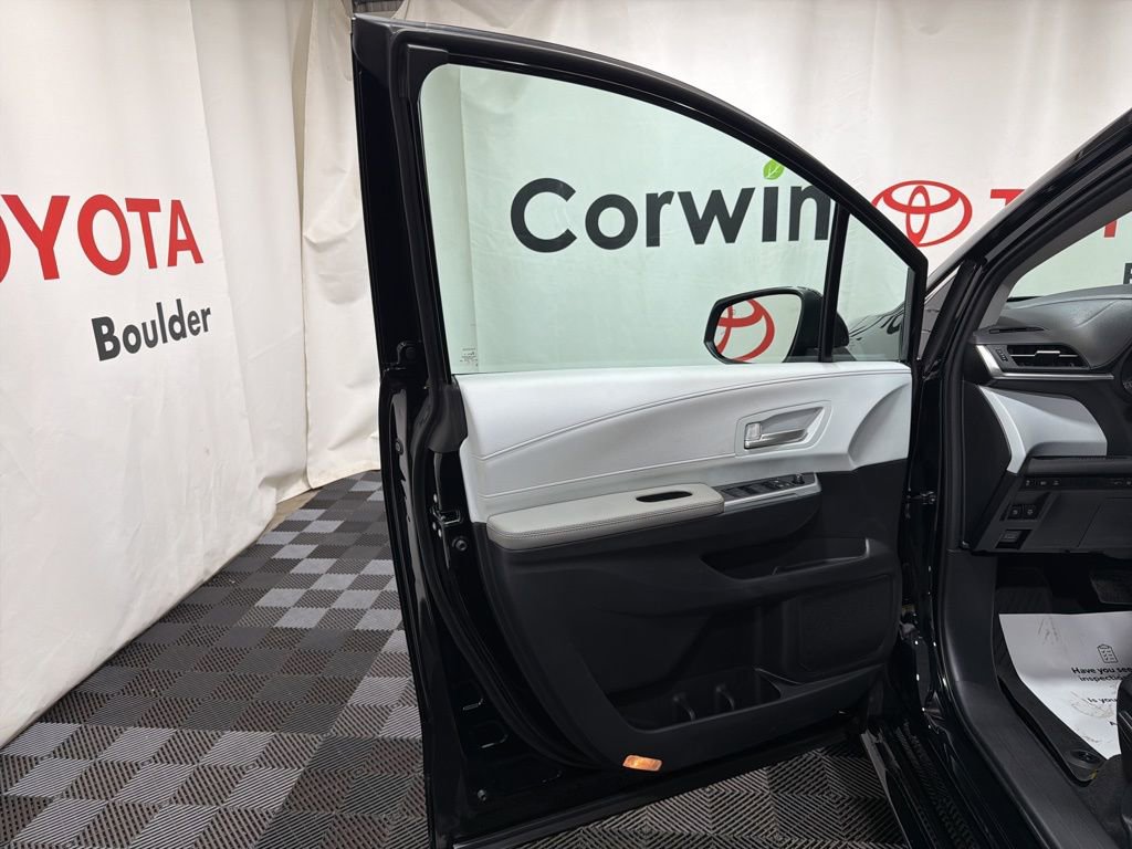 Used 2026 Toyota Sienna XLE image 21