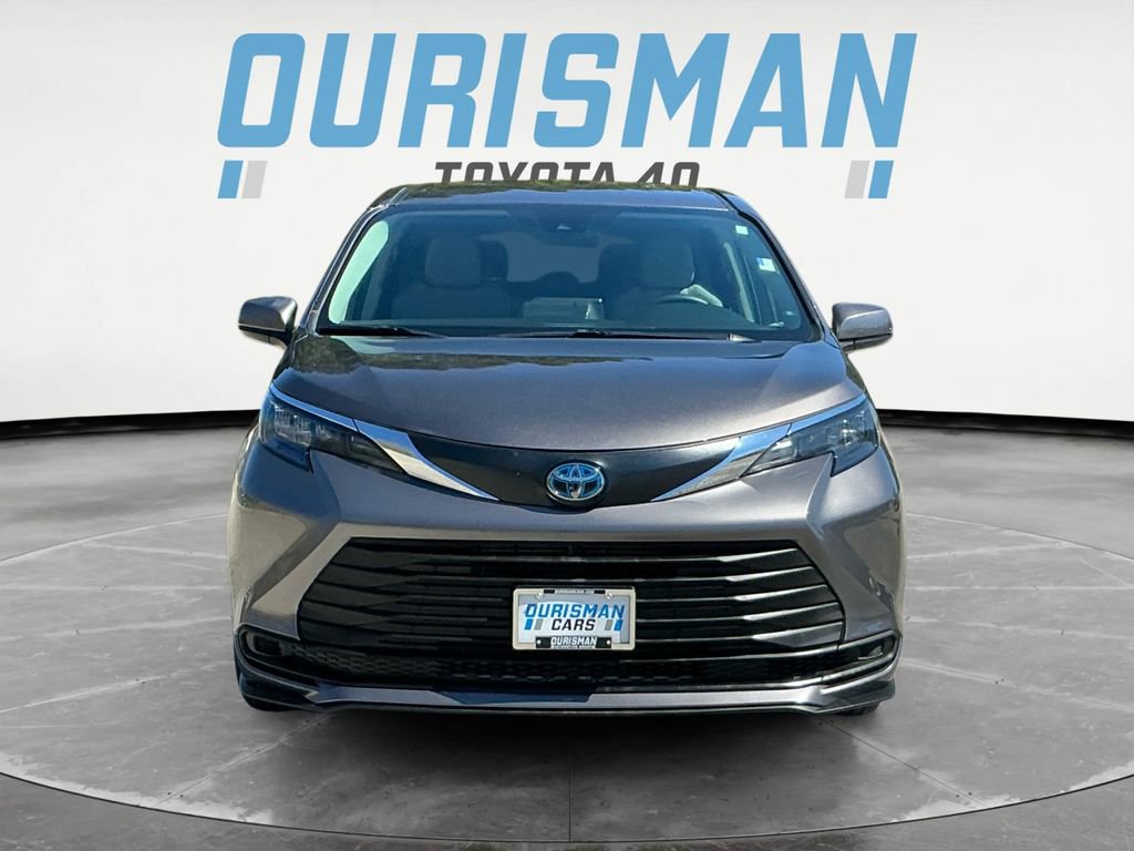 Used 2024 Toyota Sienna LE image 2