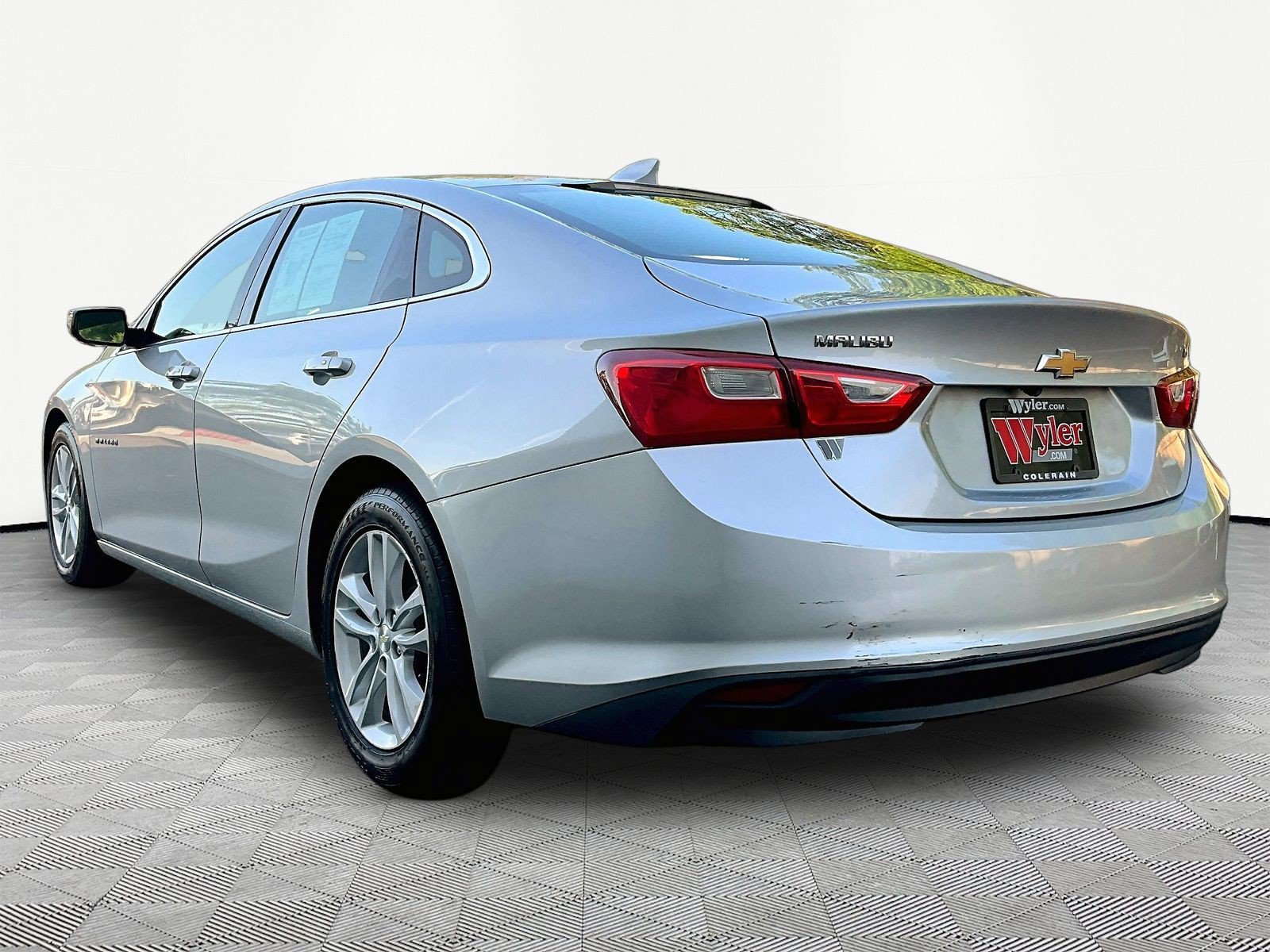 Used 2016 Chevrolet Malibu LT FWD image 4