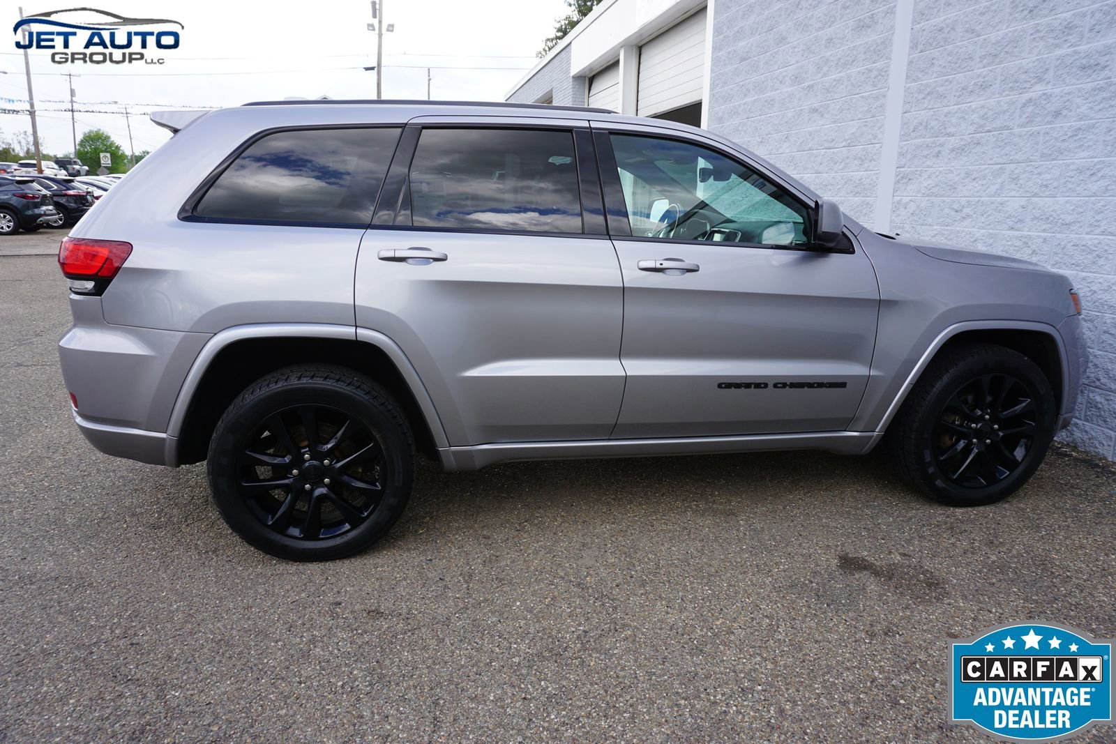 Used 2017 Jeep Grand Cherokee Altitude AWD/4WD image 12