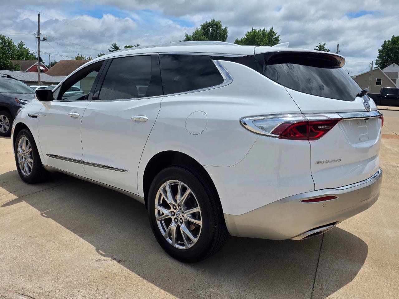 Used 2023 Buick Enclave Essence w/ Experience Buick Package FWD image 17