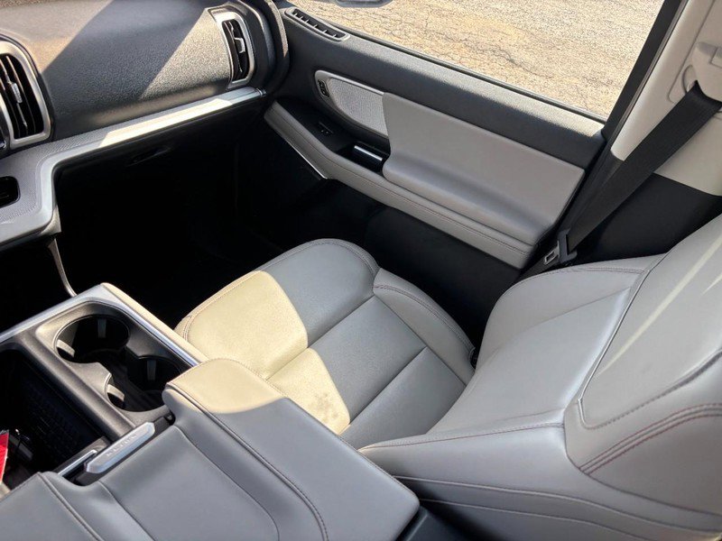 Used 2025 Ford Expedition Active image 16