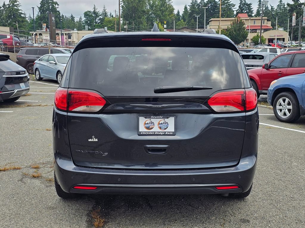 Used 2020 Chrysler Pacifica Touring-L Plus FWD image 7
