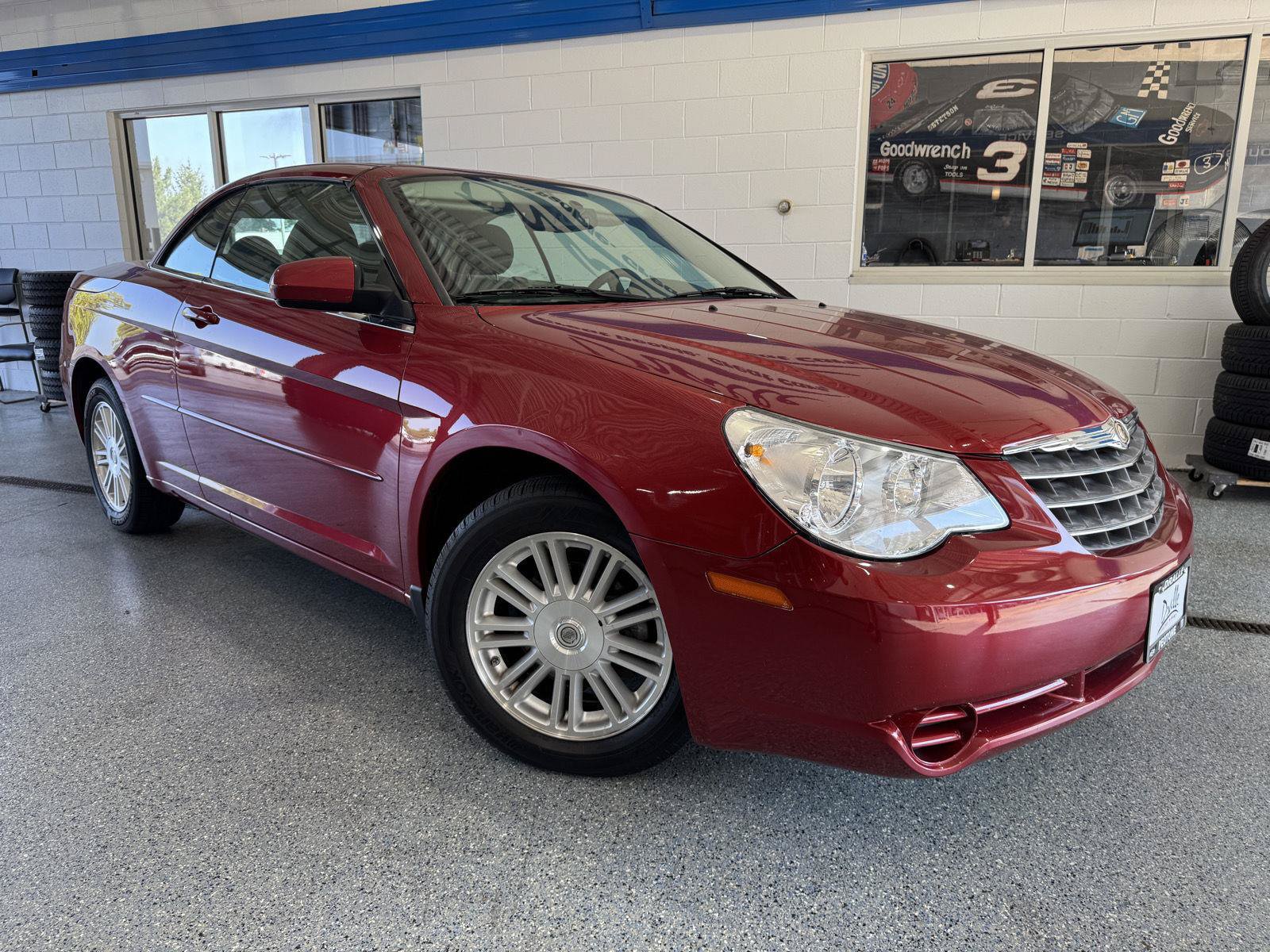 Used 2008 Chrysler Sebring Touring w/ Electronics Convenience Group FWD image 2