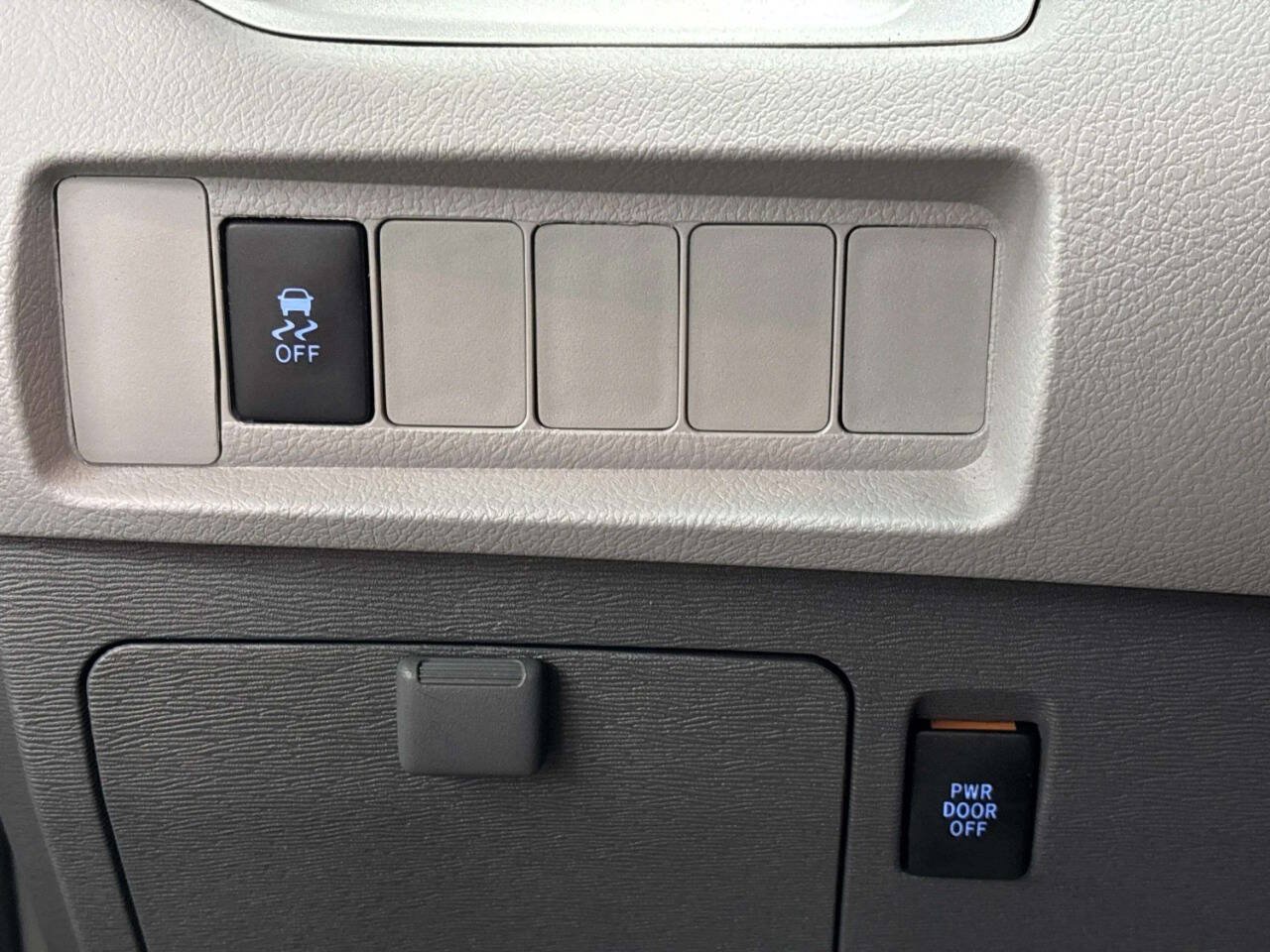 Used 2015 Toyota Sienna LE FWD image 32