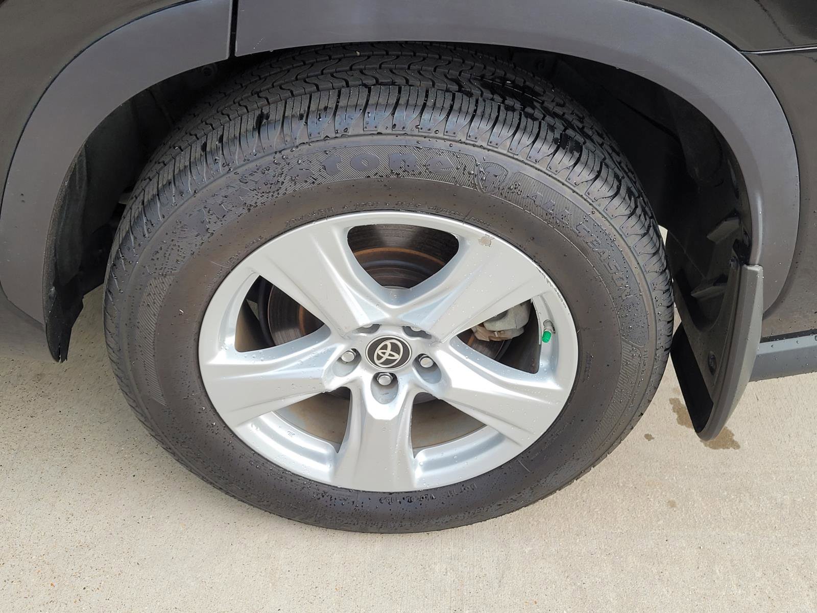 Used 2021 Toyota Highlander LE AWD/4WD image 23