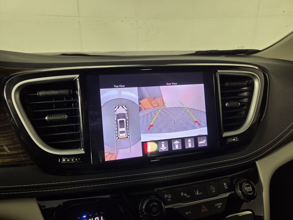Used 2023 Chrysler Pacifica Limited AWD/4WD image 12