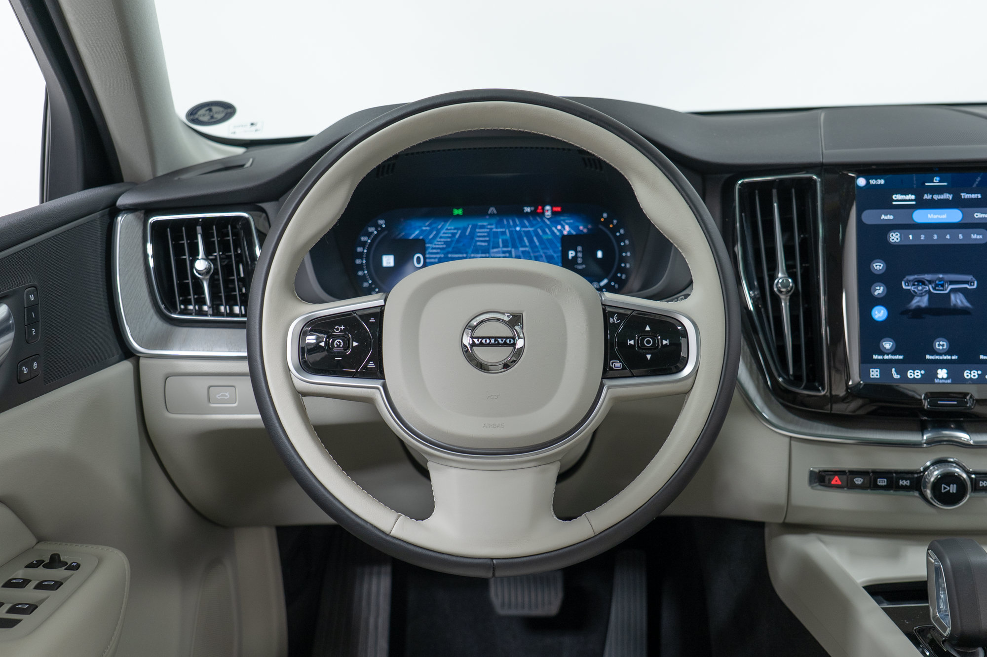 Certified 2025 Volvo XC60 B5 Plus AWD/4WD image 17