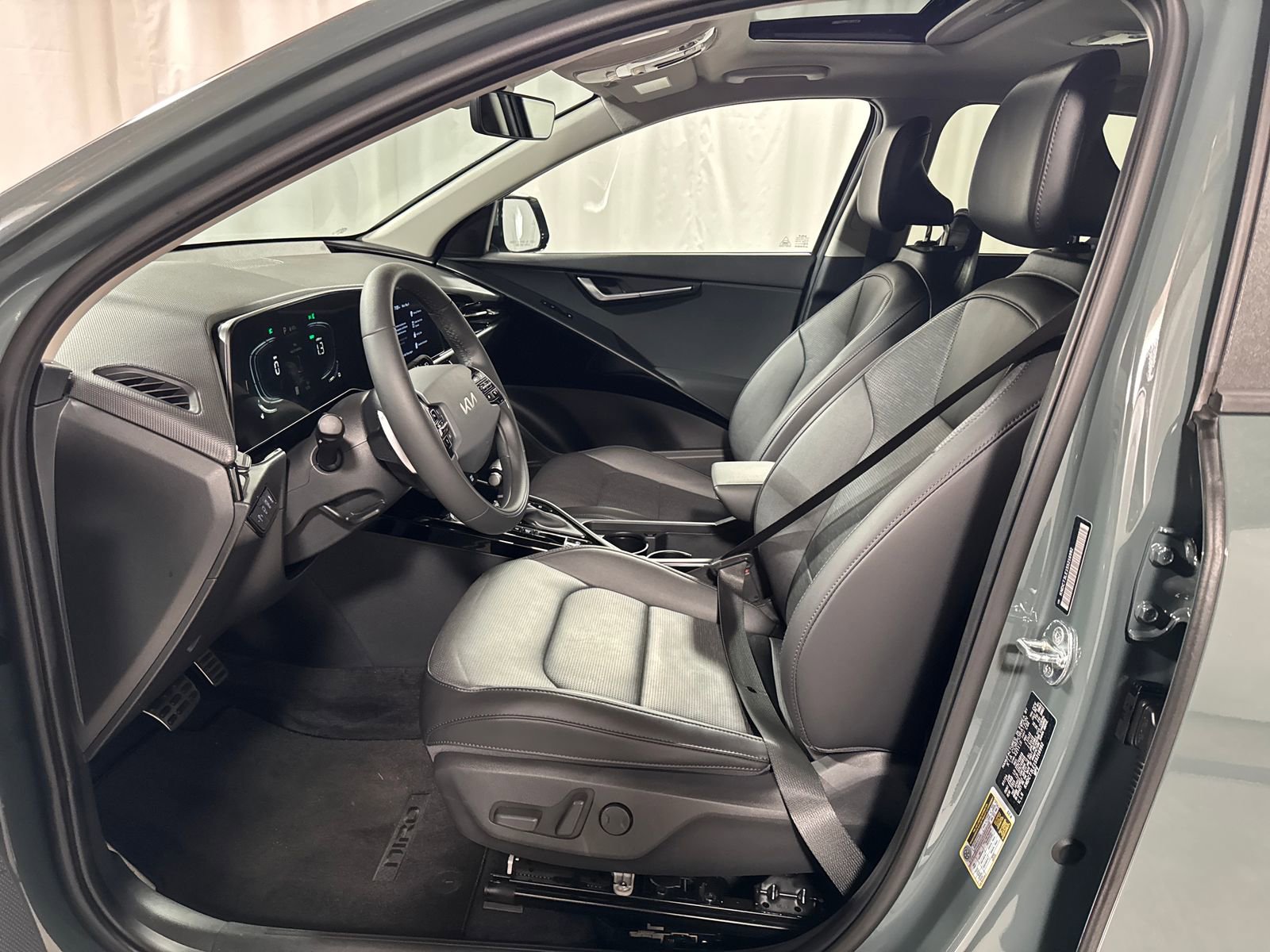 Used 2025 Kia Niro SX Touring FWD image 3