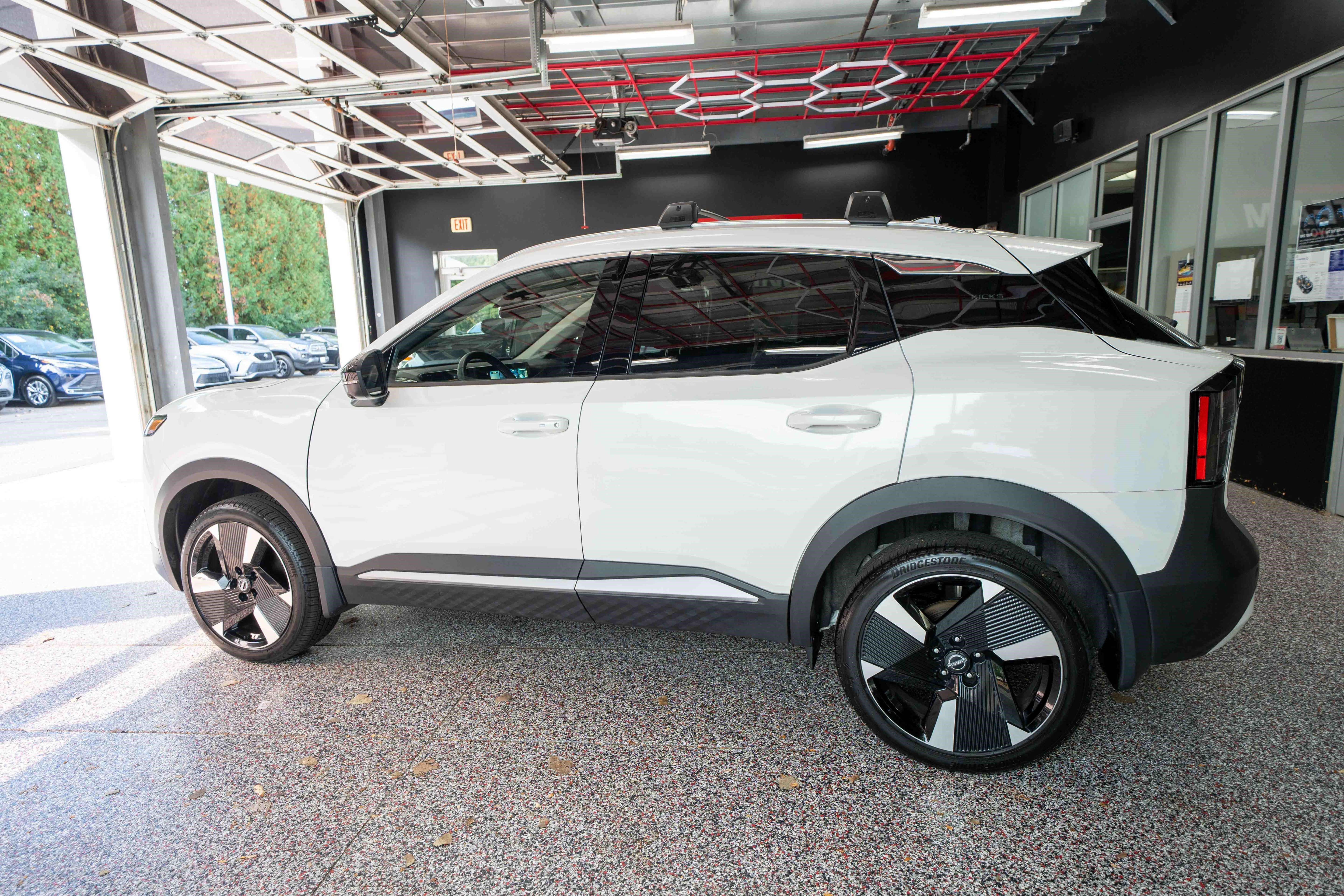 Used 2026 Nissan Kicks SR FWD image 2