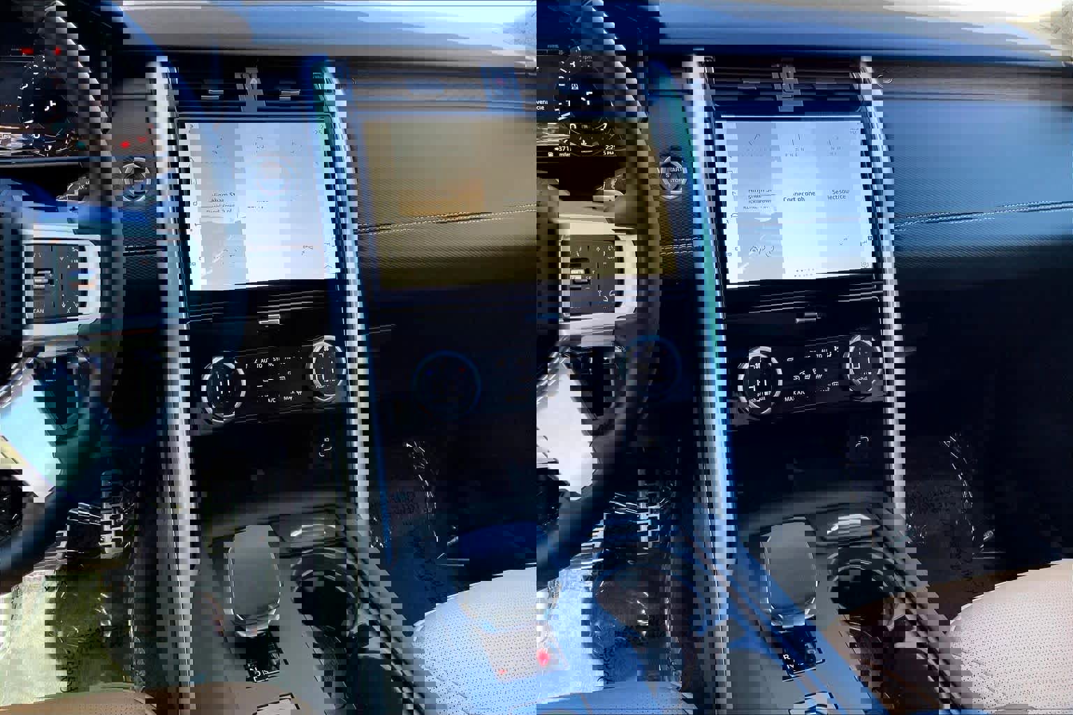 Used 2025 Land Rover Discovery Dynamic SE image 7