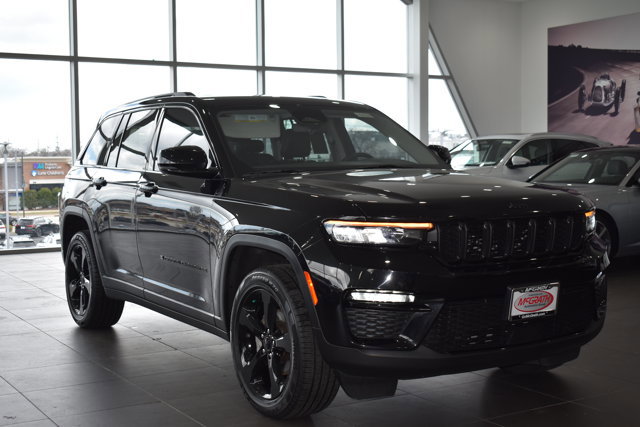 Used 2023 Jeep Grand Cherokee Limited w/ Black Appearance Package AWD/4WD image 4