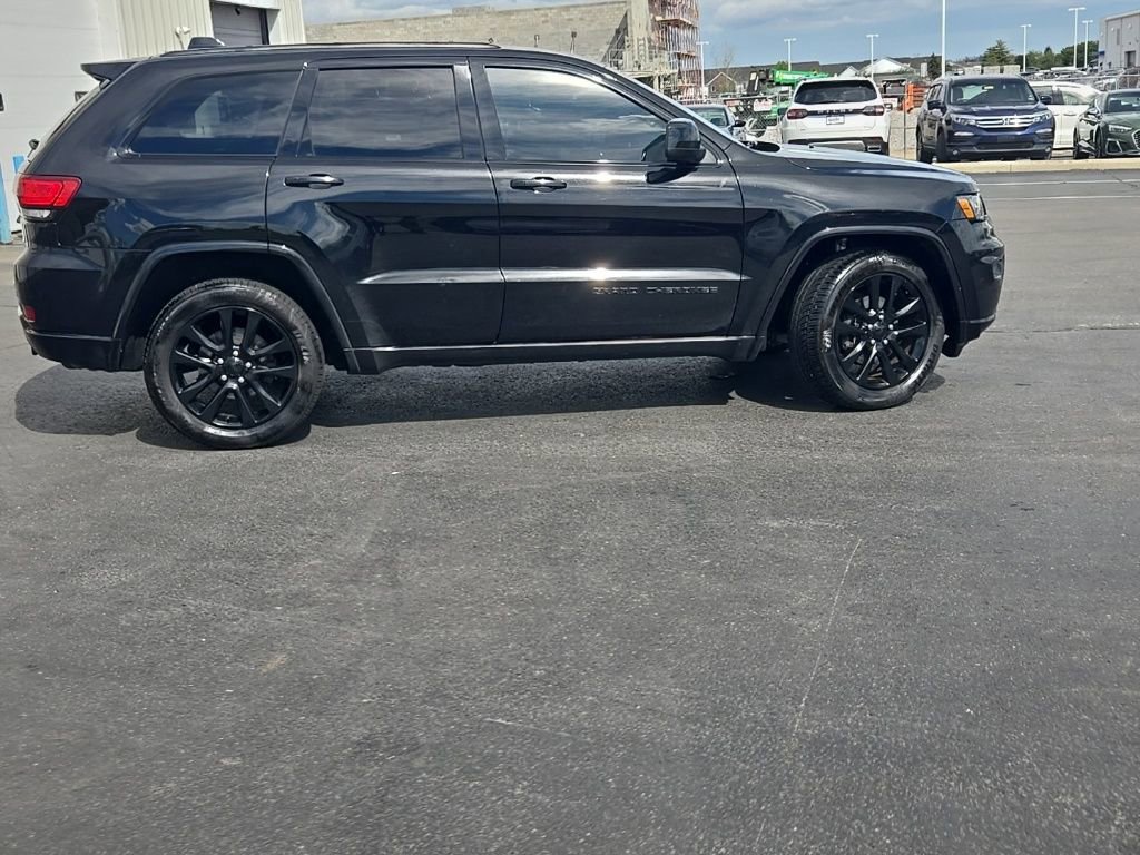 Used 2017 Jeep Grand Cherokee Altitude AWD/4WD image 9