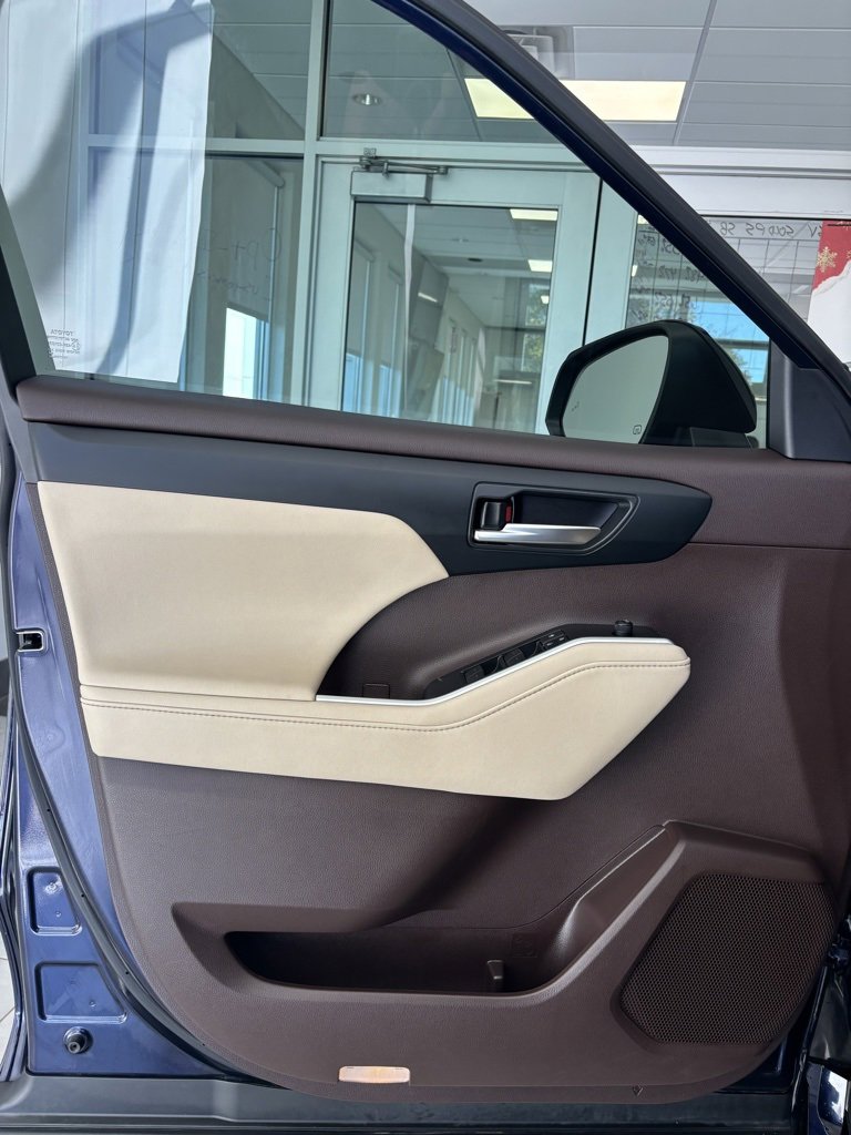 Certified 2021 Toyota Highlander XLE image 9