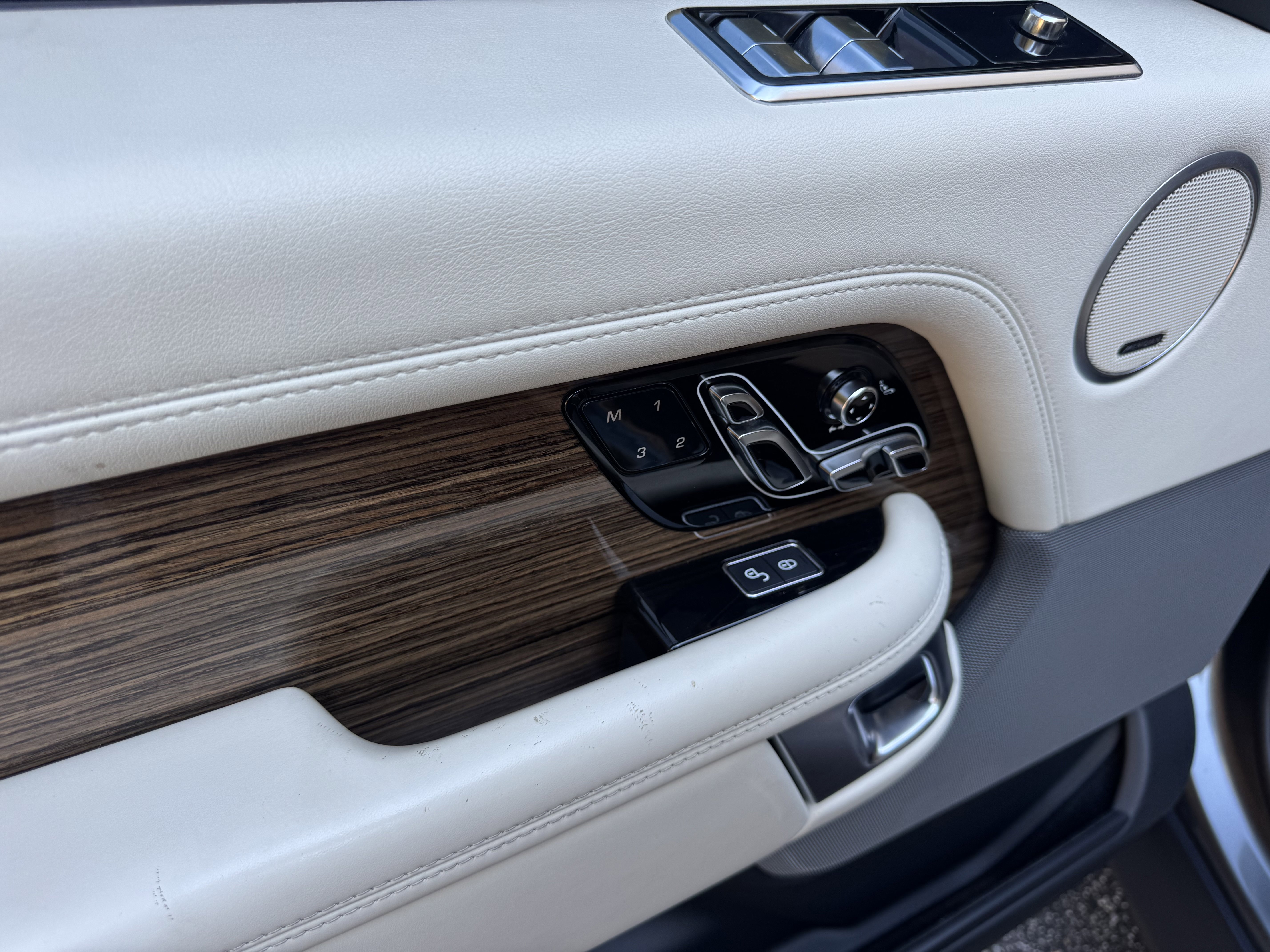 Used 2018 Land Rover Range Rover HSE image 28