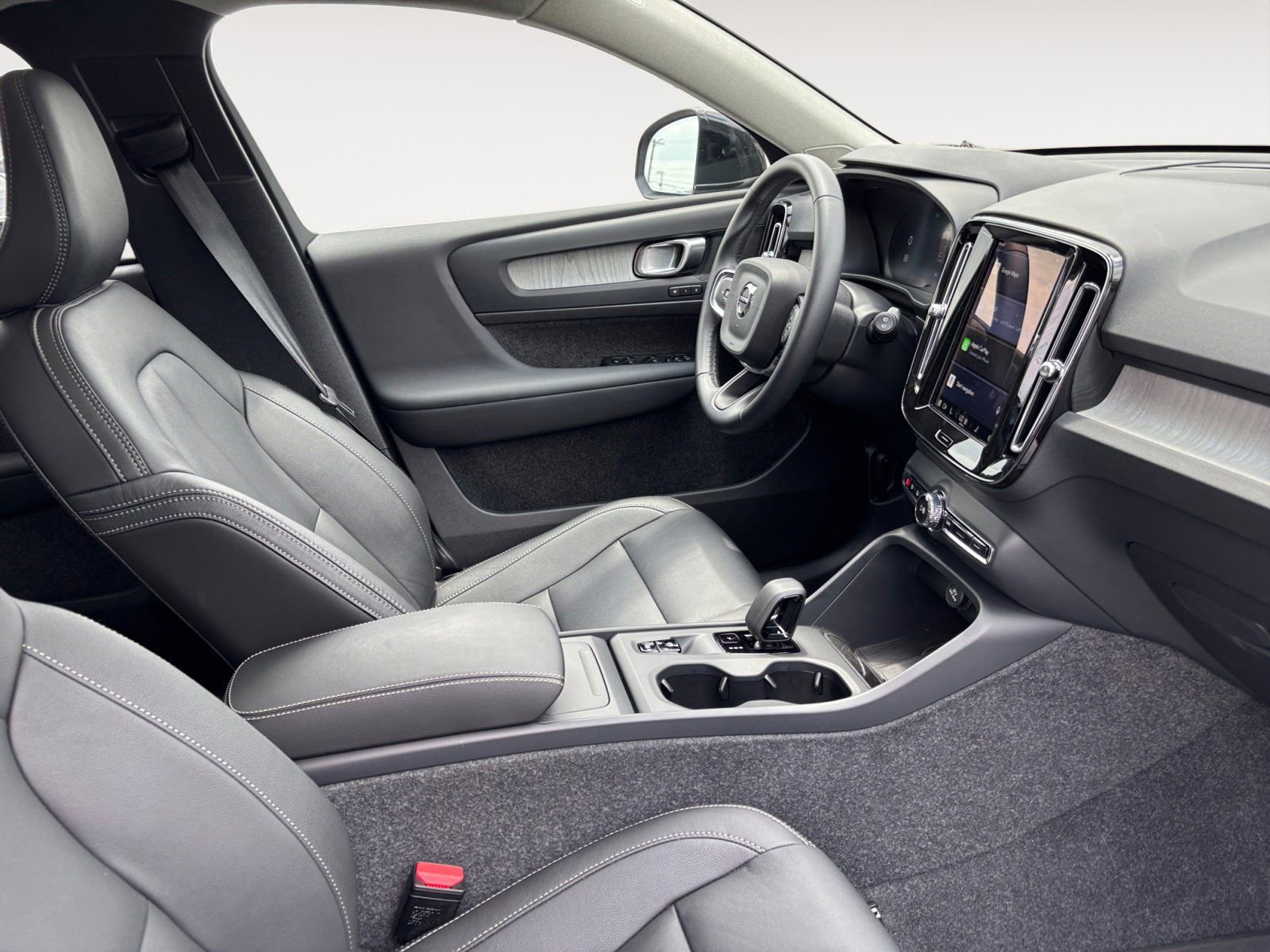 New 2025 Volvo XC40 B5 Core w/ Protection Package Premier image 15