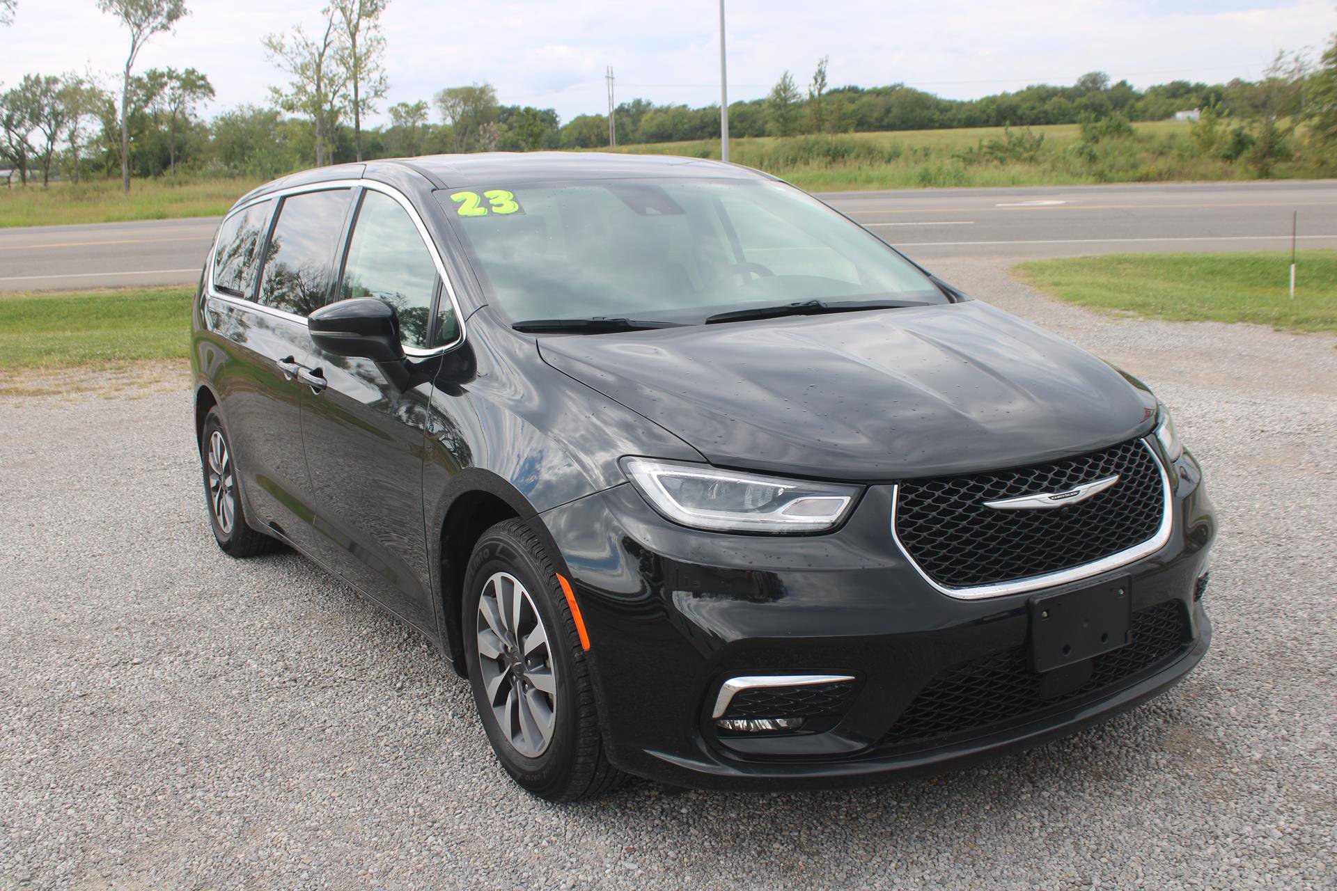 Used 2023 Chrysler Pacifica Touring-L image 1