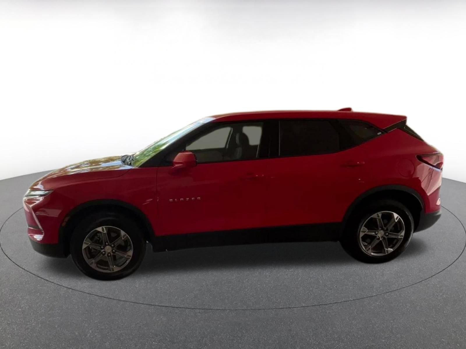 Used 2025 Chevrolet Blazer LT FWD image 9