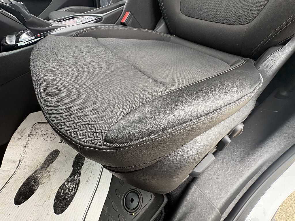 Used 2023 Buick Encore GX Preferred w/ Cold Weather Comfort Package FWD image 32