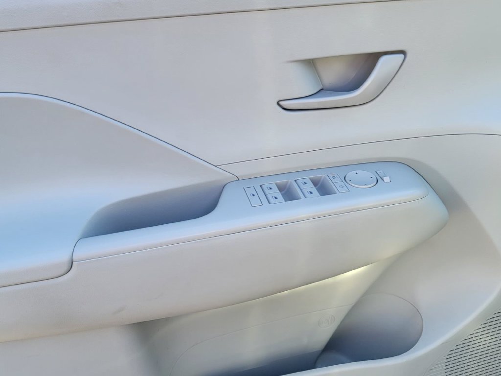 Used 2024 Hyundai Kona SE FWD image 11