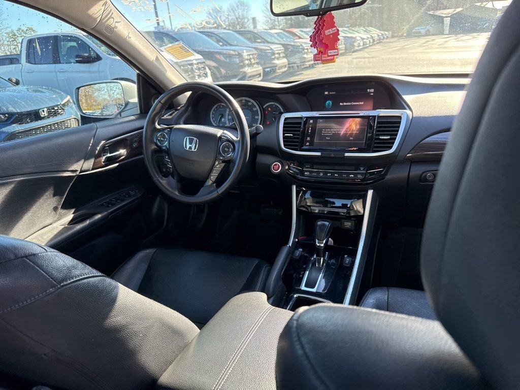 Used 2017 Honda Accord Touring image 12