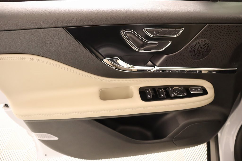 New 2025 Lincoln Corsair Reserve w/ Jet Appearance Package image 17