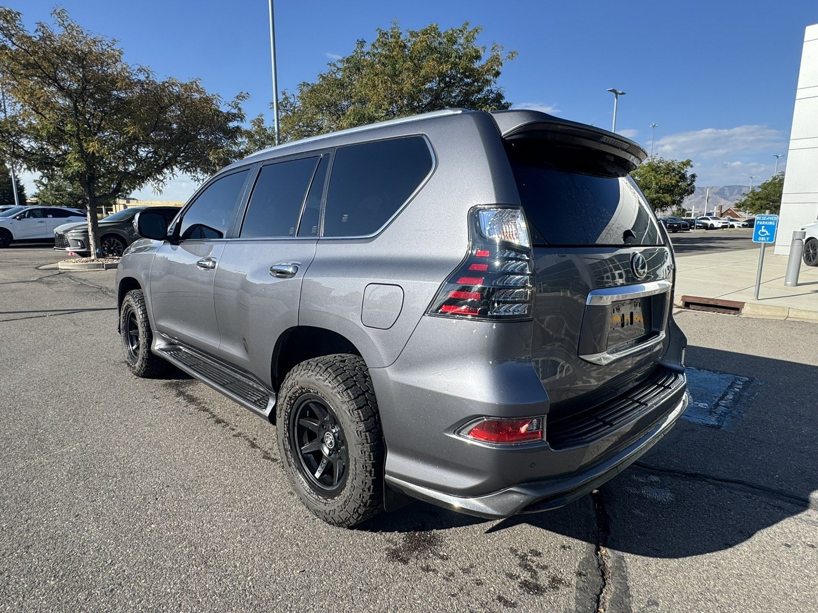Used 2023 Lexus GX 460 Luxury w/ Sport Design Package AWD/4WD image 4