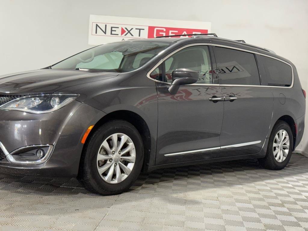 Used 2018 Chrysler Pacifica Touring-L FWD image 5