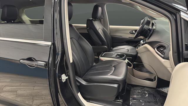 Used 2023 Chrysler Pacifica Touring-L FWD image 23