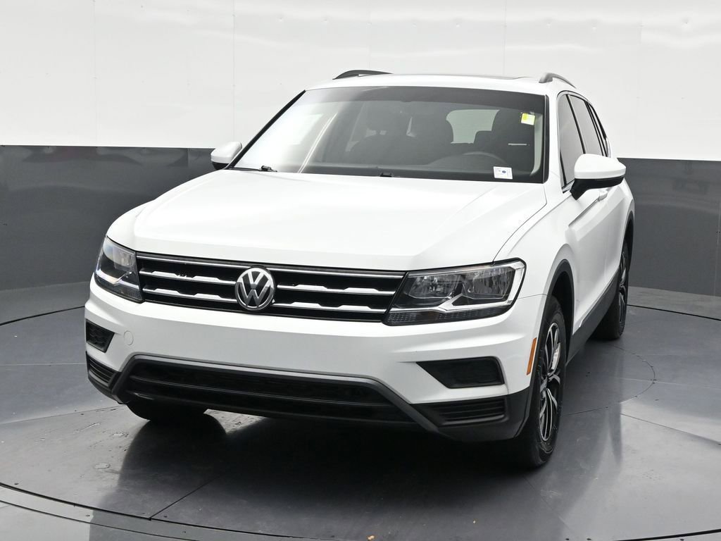 Used 2021 Volkswagen Tiguan SE w/ Panoramic Sunroof Package image 9