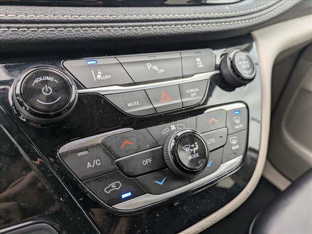 Used 2024 Chrysler Pacifica Select image 11