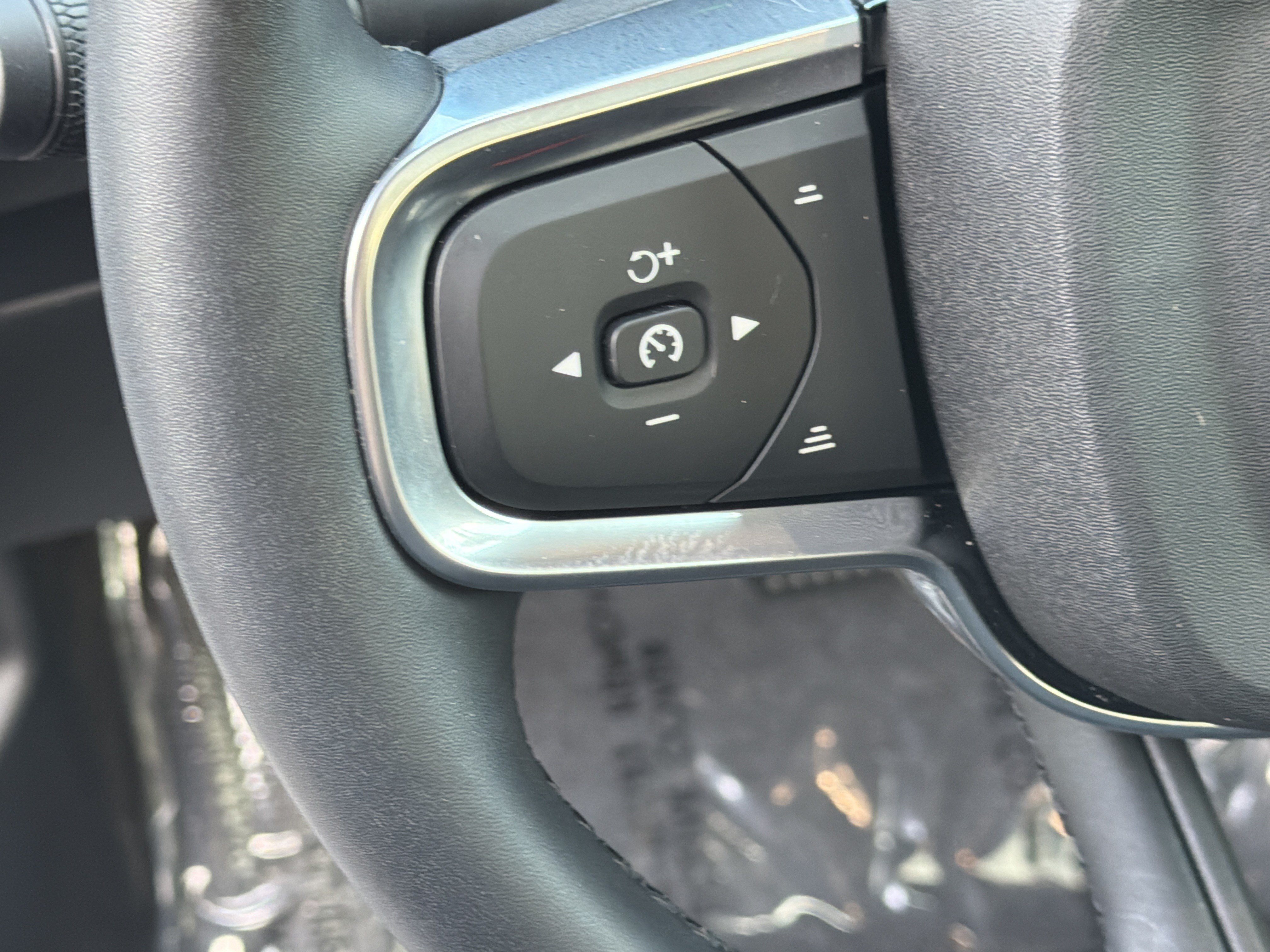 Certified 2025 Volvo XC40 B5 Plus AWD/4WD image 19