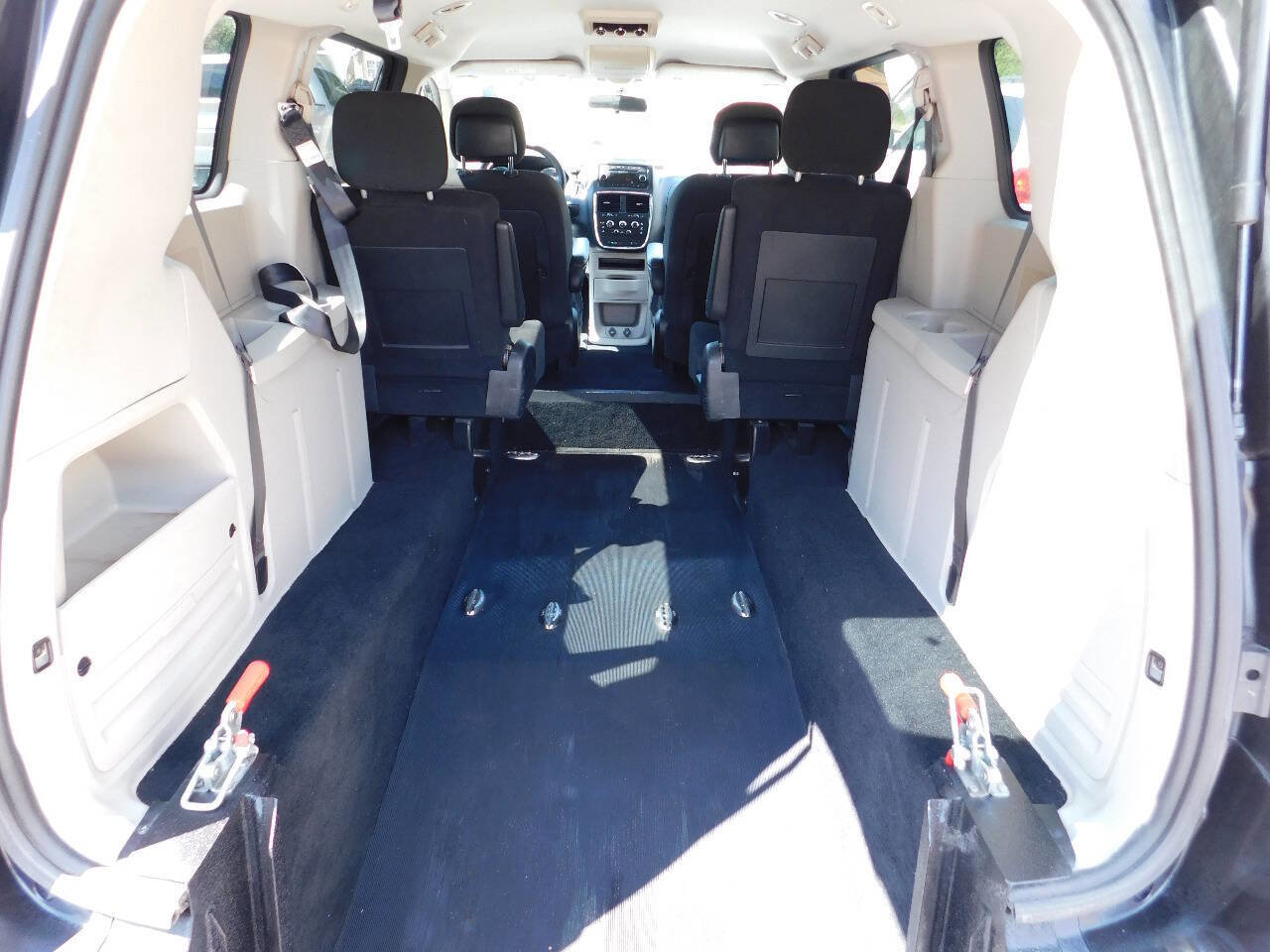 Used 2017 Dodge Grand Caravan SE image 4