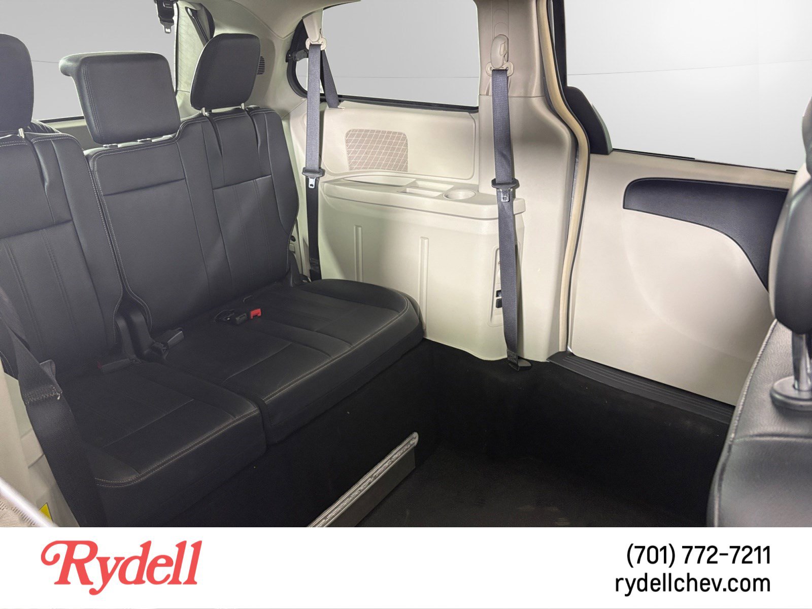 Used 2016 Chrysler Town & Country Touring image 18