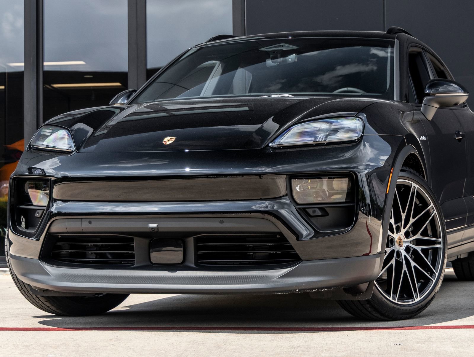 Certified 2025 Porsche Macan Electric image 7