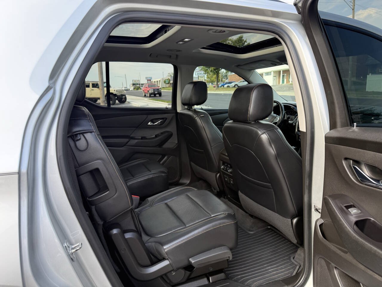 Used 2019 Chevrolet Traverse Premier w/ Redline Edition FWD image 11