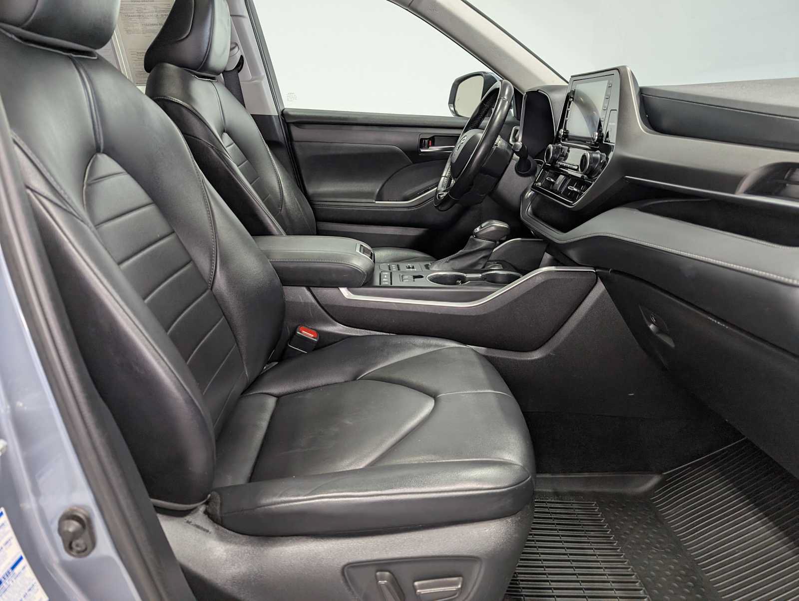 Used 2021 Toyota Highlander XLE AWD/4WD image 45