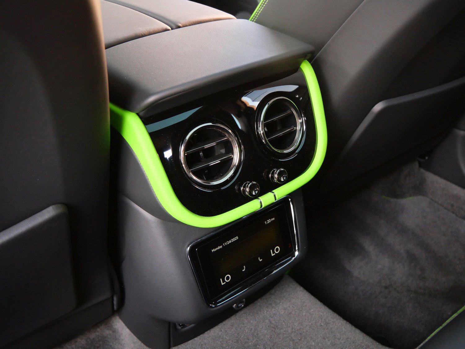 Used 2025 Bentley Bentayga AWD/4WD image 23