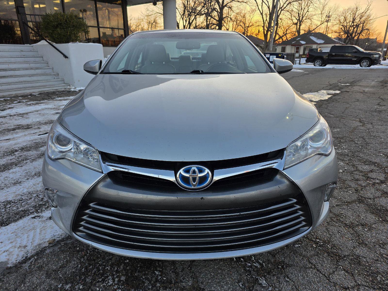 Used 2017 Toyota Camry XLE image 2